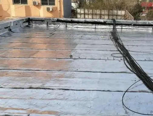 乐清卫生间漏水维修公司分享下乐清屋面楼顶防水刚性防水层施工要点。